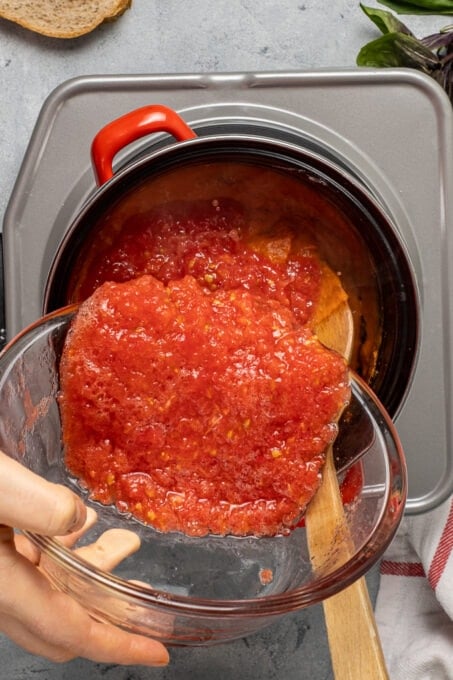 加入捣碎的番茄入锅里。