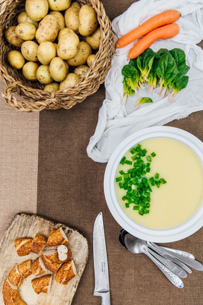 这道简单的奶油土豆汤在寒冷的日子里温暖你的心。简单却美味又舒适。不含奶油的超级奶油，所以更清淡更健康。