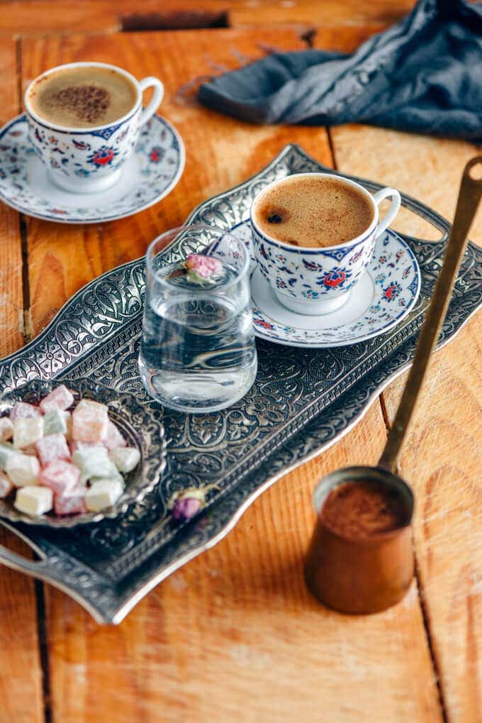 土耳其咖啡装在传统的土耳其咖啡杯里，配上一杯水和土耳其软糖。