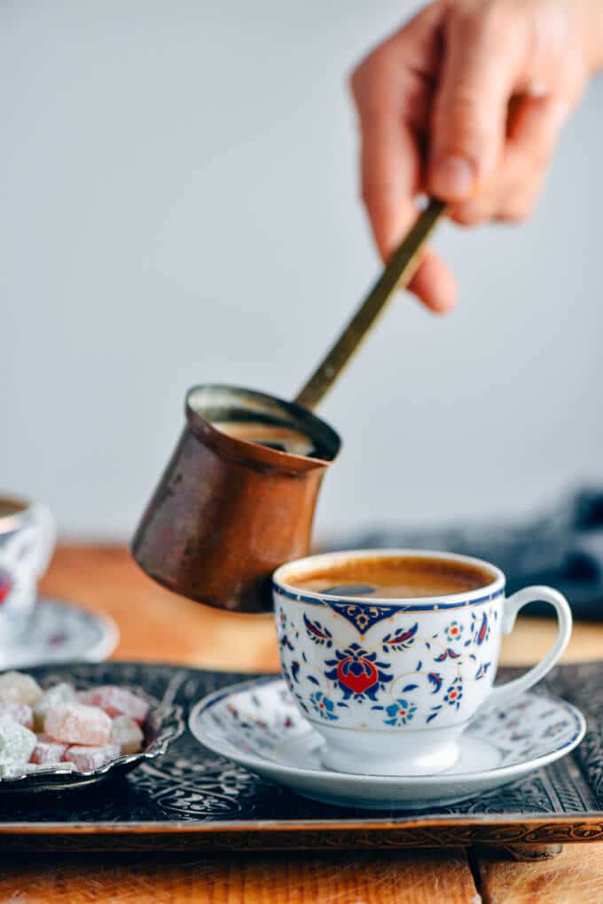 如何用铜制咖啡壶煮土耳其咖啡，然后装在传统的小杯子里