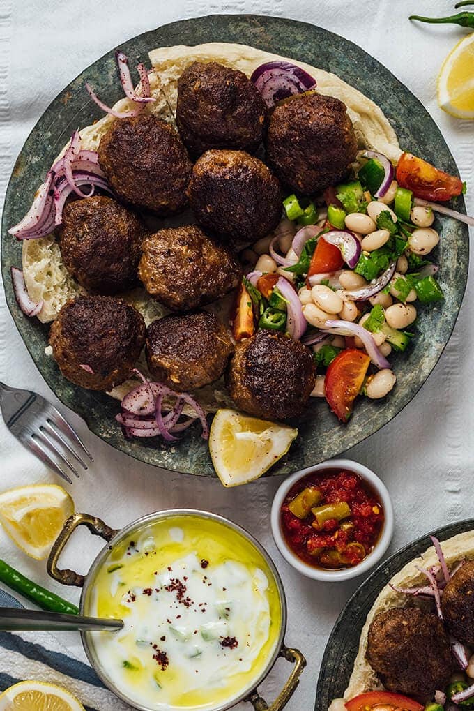 Homemade Turkish Meatballs are spicy, tender and perfectly juicy. It’s not a secret any more to make meatballs at home. #turkishfood #meatballs #meatballsrecipe #middleeasternfood #kofta #kofte 自制土耳其肉丸配豆沙律和黄瓜蘸酱