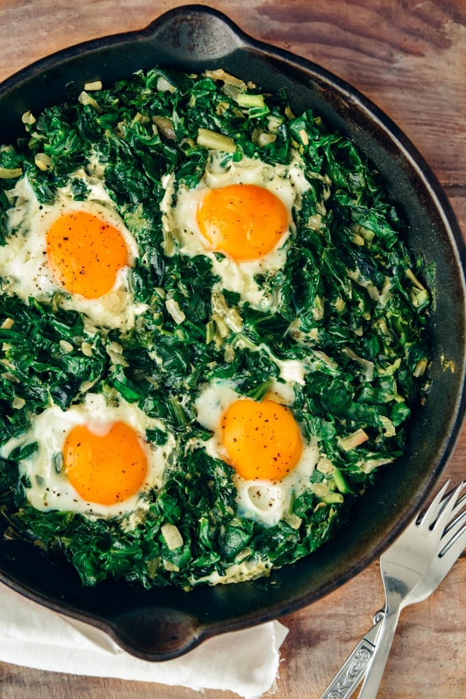 Fried Eggs with Spinach is an easy dish you can make in one pan. It is packed with great flavors and nutritious foods. Makes a delicious lunch or dinner that is ready in no time! #eggs #spinach #eggswithspinach 用铸铁煎锅煎菠菜蛋