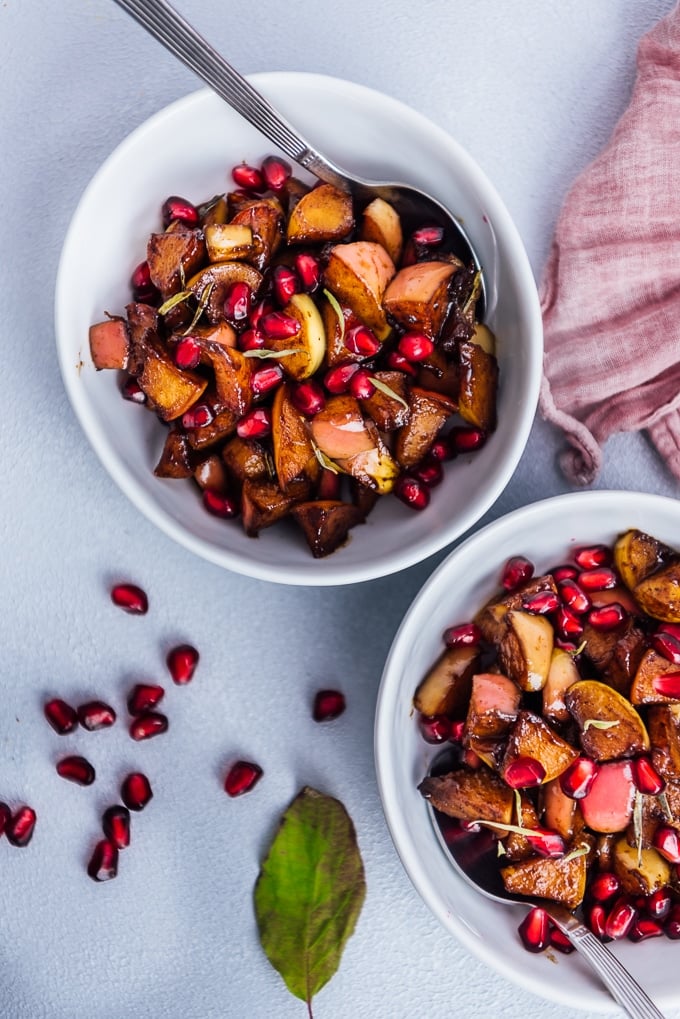 Apple compote with spices is a great recipe to use up apples. Makes a perfect easy apple dessert or breakfast. #apple #appledessert #applerecipe #fallrecipe 简单的苹果果盘甜点,装在碗里
