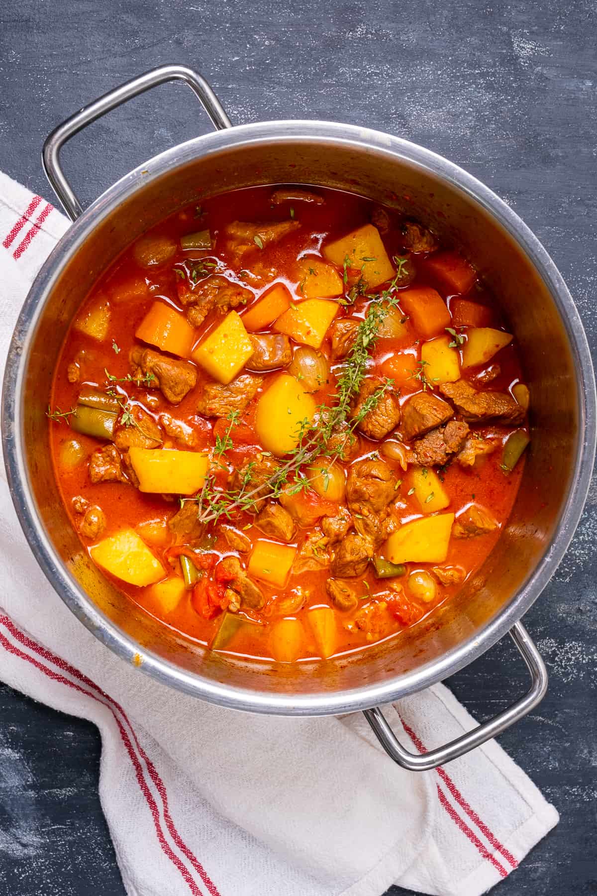 用平底锅炖羊肉配土豆和胡萝卜。