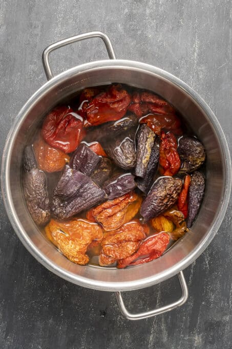 把茄子干和辣椒干放在平底锅里用热水焯一下。