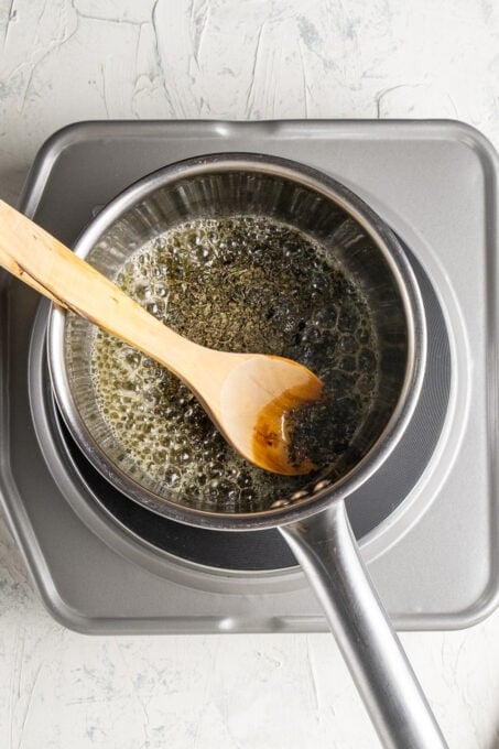 平底锅里放薄荷黄油酱，里面放木勺。