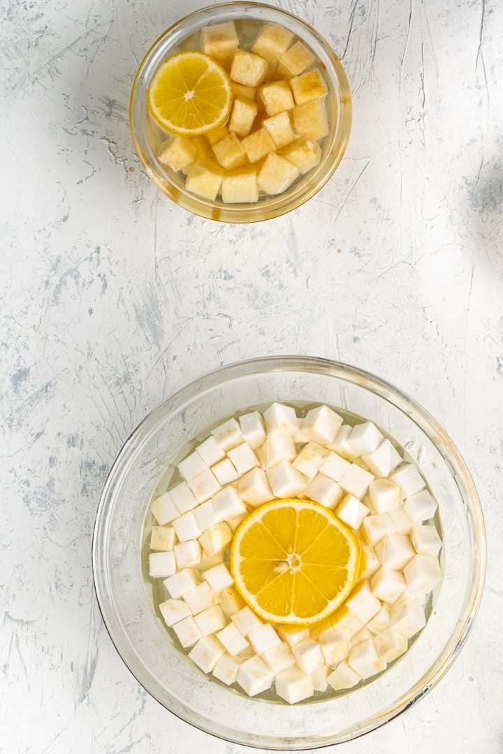 芹菜丁和榅桲丁，上面加柠檬片，分别放入两个盛满水的碗中。
