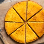 土耳其热水玉米面包做成圆形，切成薄片放在木板上。