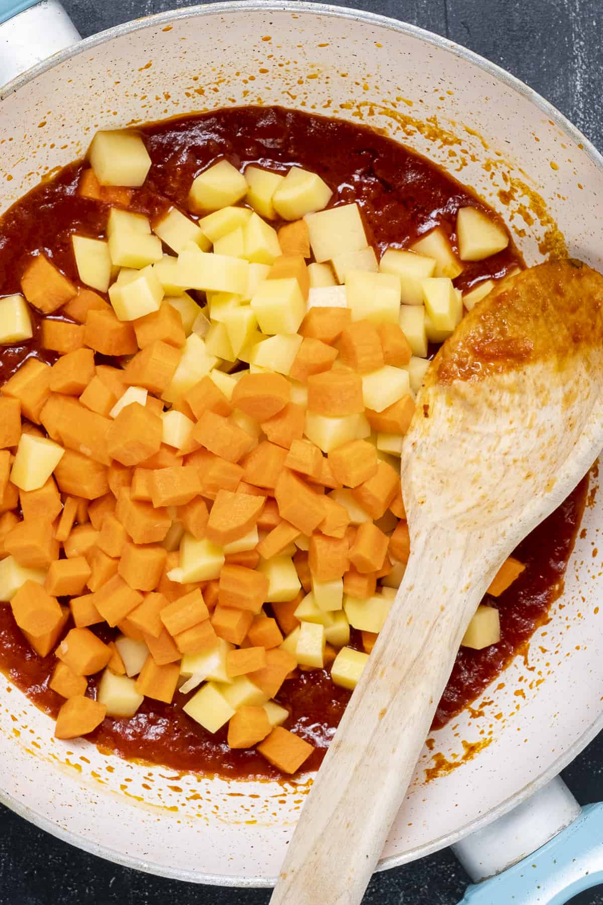 土豆和胡萝卜在锅里煮，还有番茄酱和泥。
