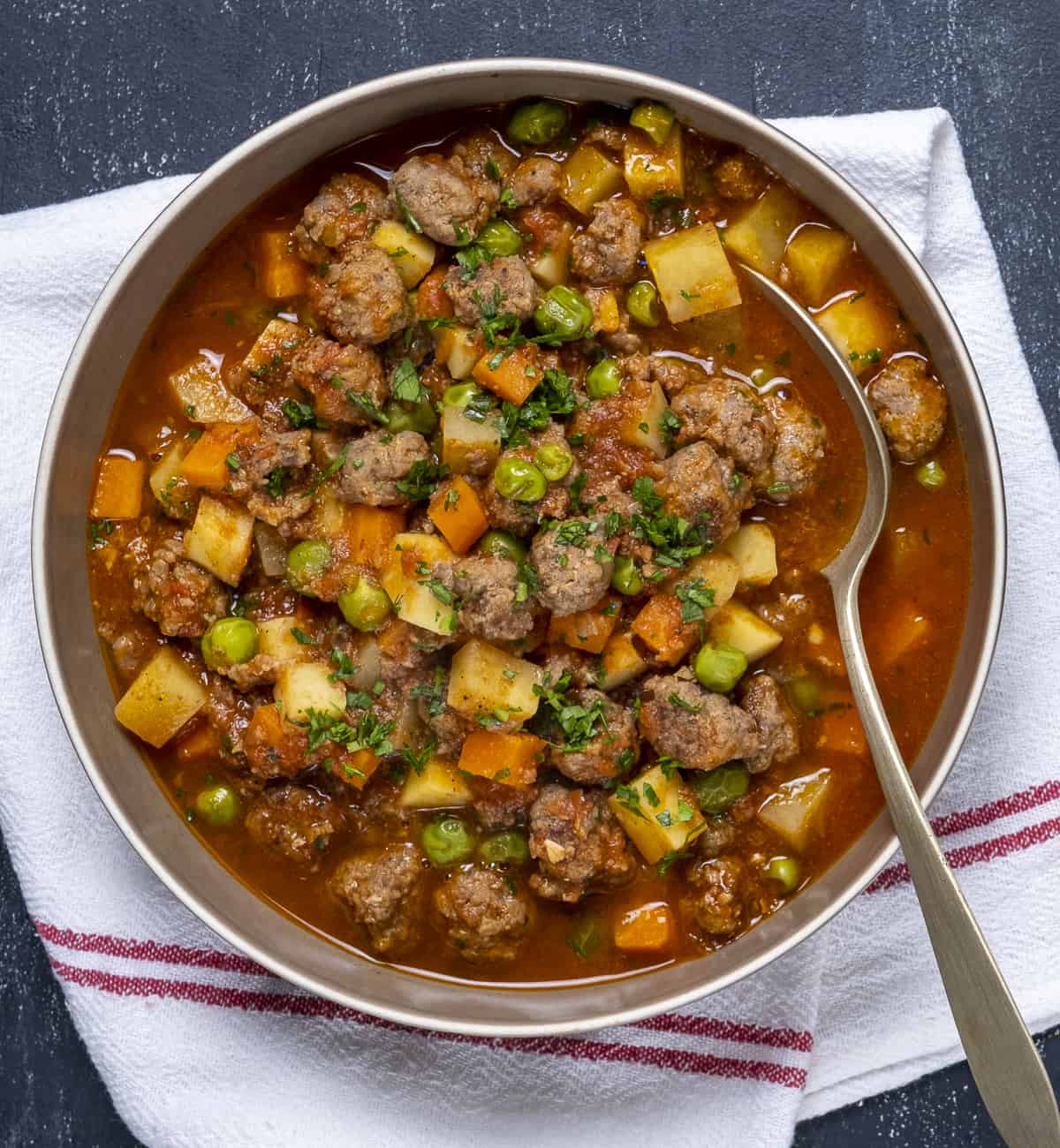 肉丸炖在碗里,勺子在里面。