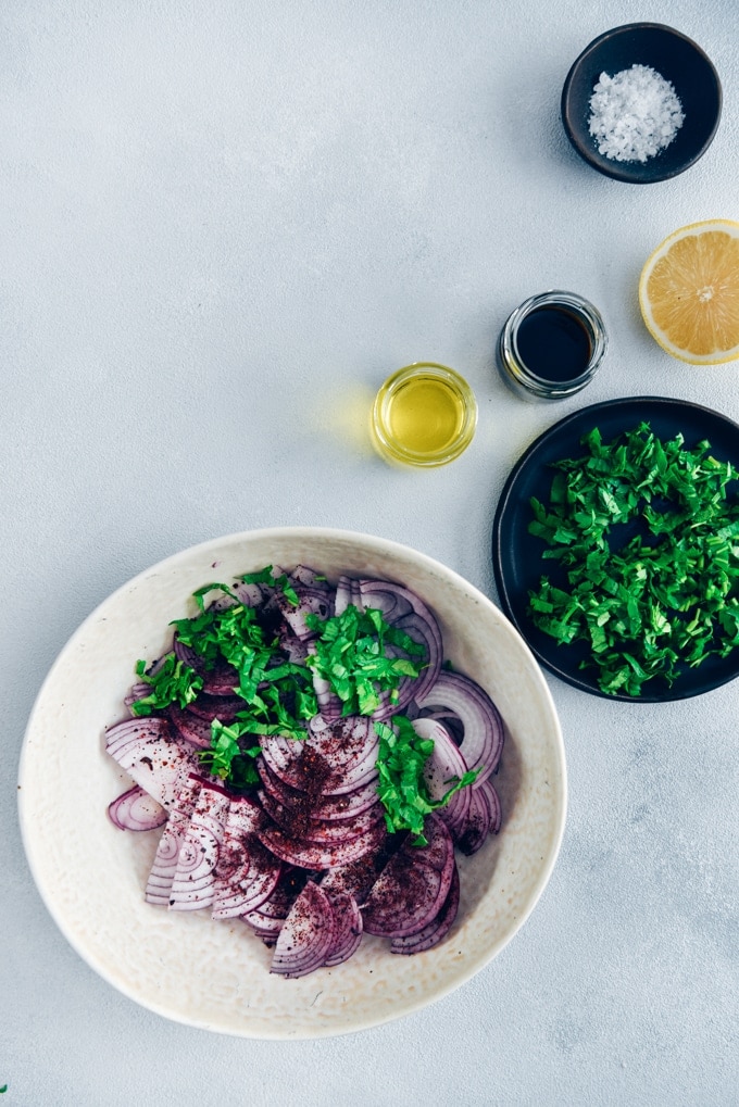 Would you like to take your picnic food to next level?Serve it with sumac onions! #sumac #turkishfood #onionsalad #onionrecipe 用白碗盛漆树洋葱和欧芹