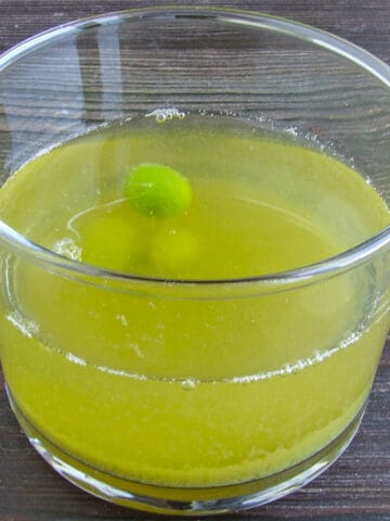 玻璃杯里的自制酸果汁。