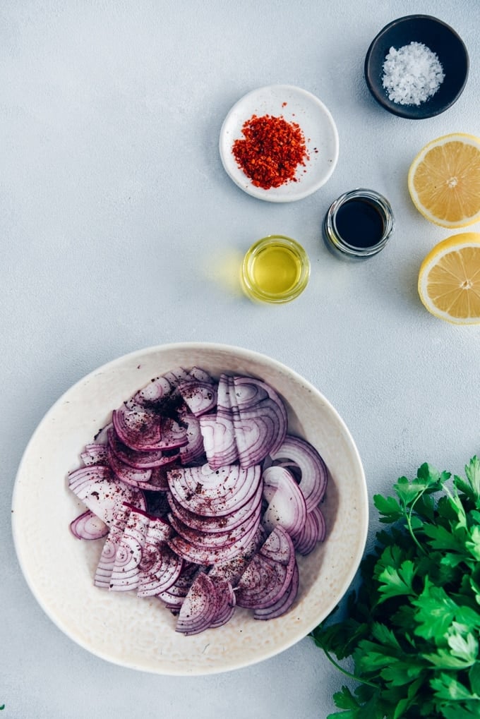 Would you like to take your picnic food to next level?Serve it with sumac onions! #sumac #turkishfood #onionsalad #onionrecipe 如何用漆树做生洋葱沙拉