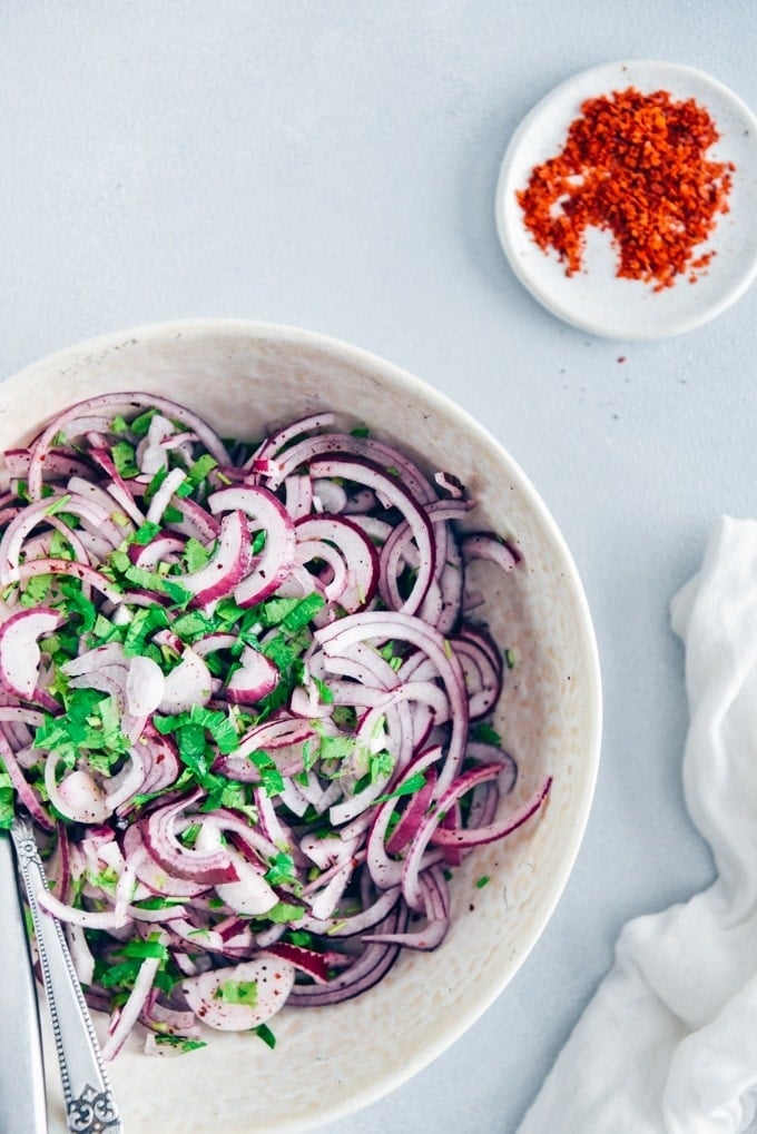 Would you like to take your picnic food to next level?Serve it with sumac onions! #sumac #turkishfood #onionsalad #onionrecipe 用白碗盛漆树洋葱和欧芹