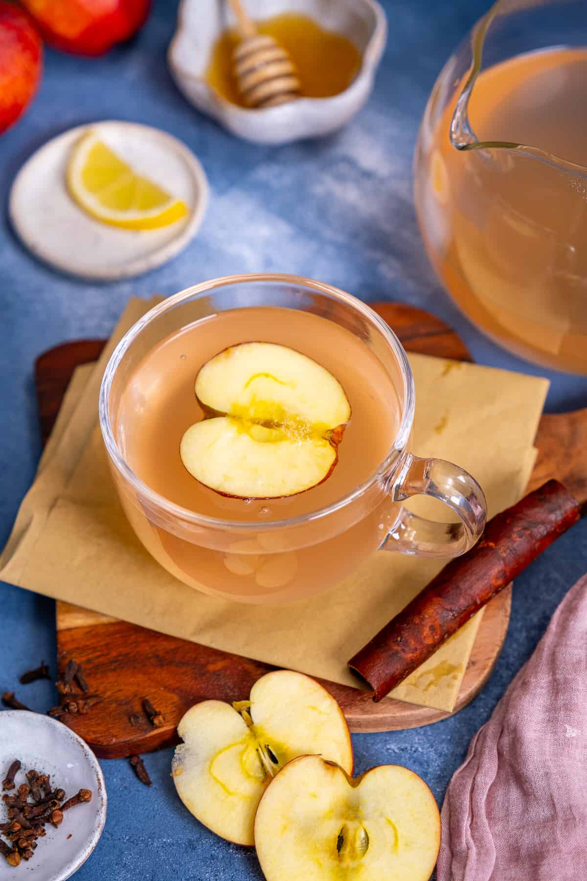 一杯苹果茶,旁边放一根肉桂棒。