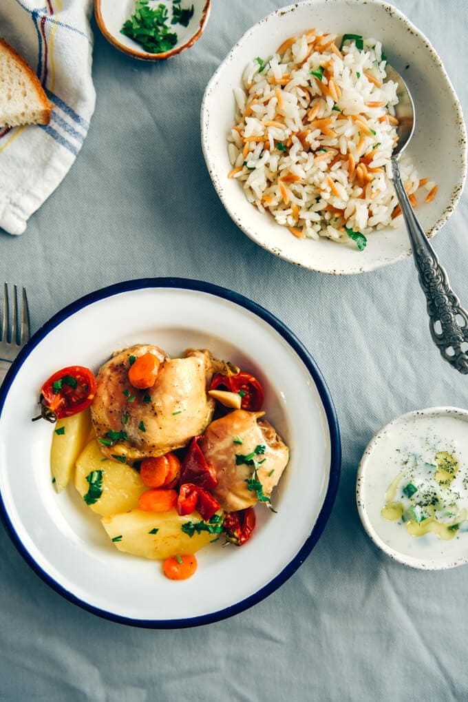 Roasted chicken and vegetables. Super easy to make. Satisfyng for everyone in the family. #chickenrecipe #bakedchicken #roastchickenandvegetables 白碗烤鸡配蔬菜,配酸奶酱和米饭