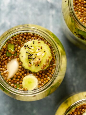 亚美尼亚黄瓜泡菜，芥末籽和香菜籽装在罐子里。