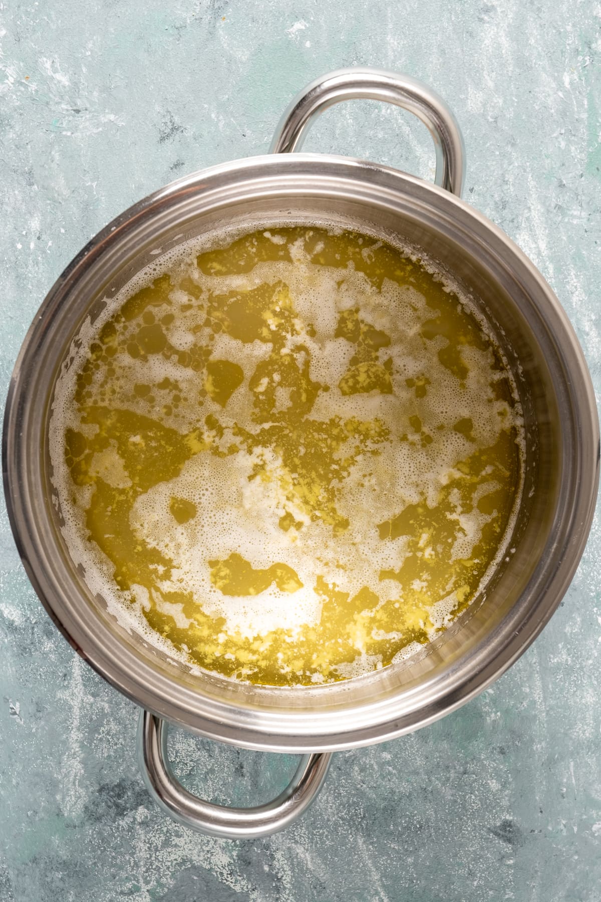 黄油在锅里的热水中融化。