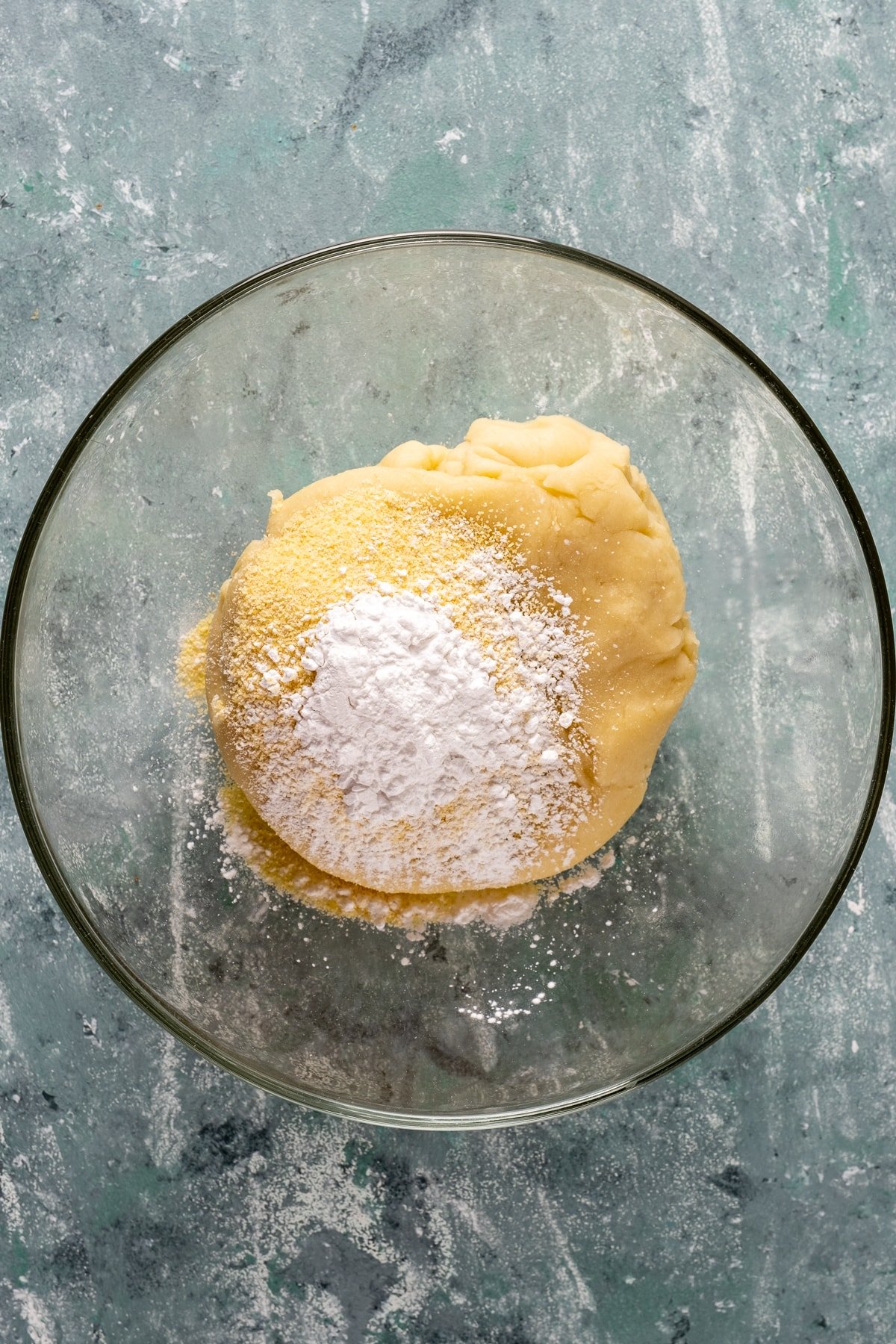 在一个玻璃搅拌碗里，撒上玉米淀粉的Tulumba甜点面团。
