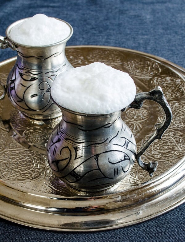 土耳其酸奶喝纯正拍到两杯传统的铜铜盘。