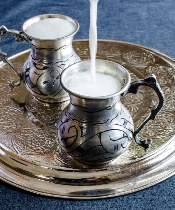 土耳其酸奶喝纯正拍到两杯传统的铜铜盘。