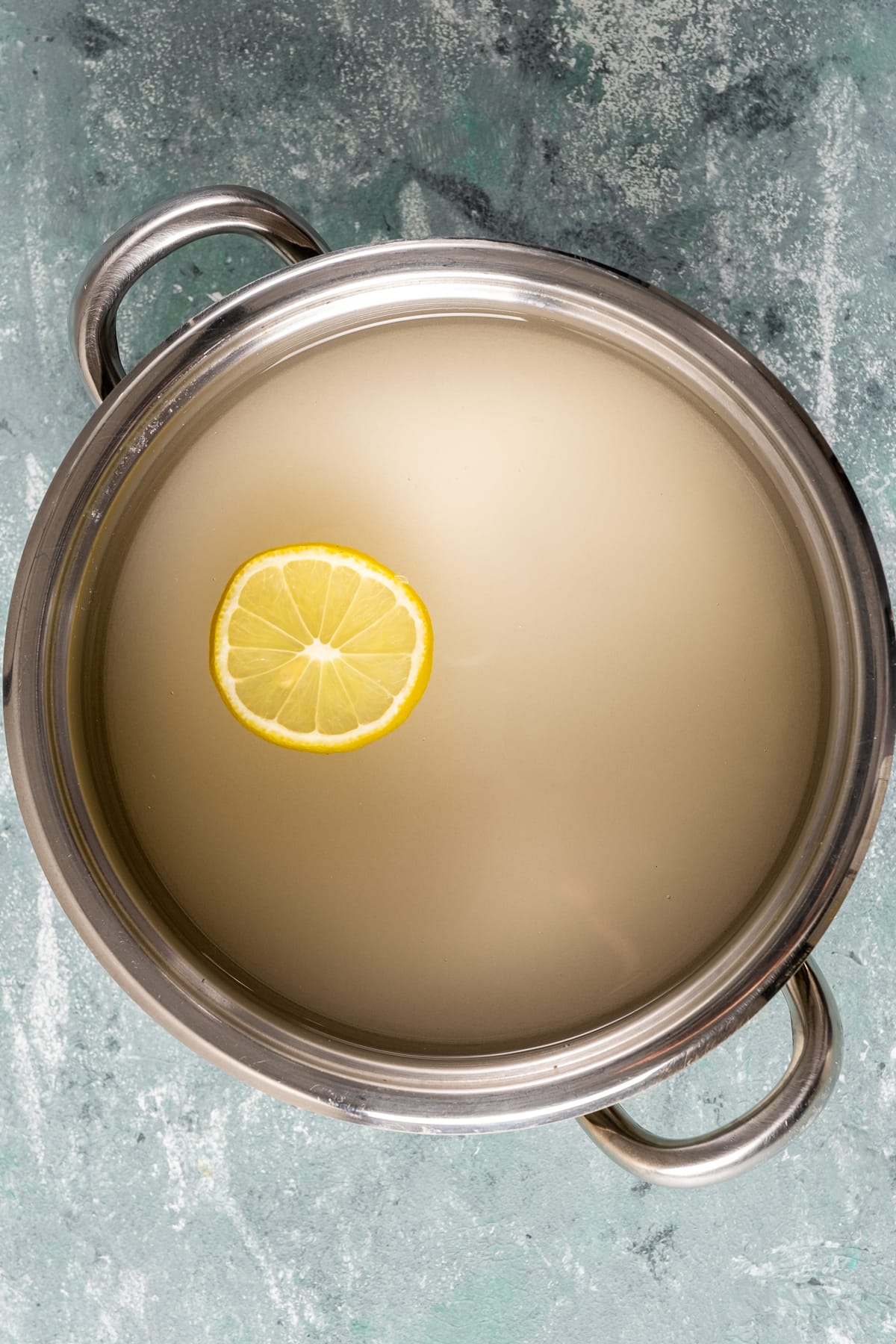 柠檬糖浆用柠檬楔子在平底锅。