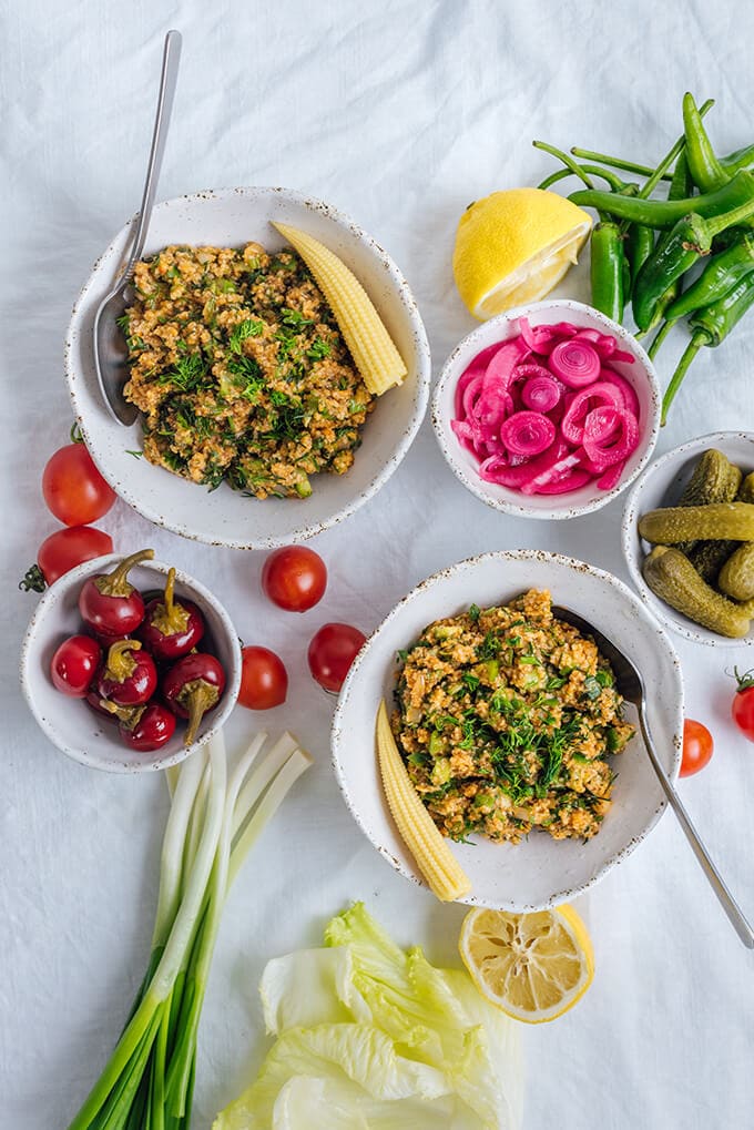 土耳其碎干沙拉清爽、辛辣、浓郁，充满香草。这是春天最适合做的沙拉。一旦你开始吃沙拉，你就停不下来了。