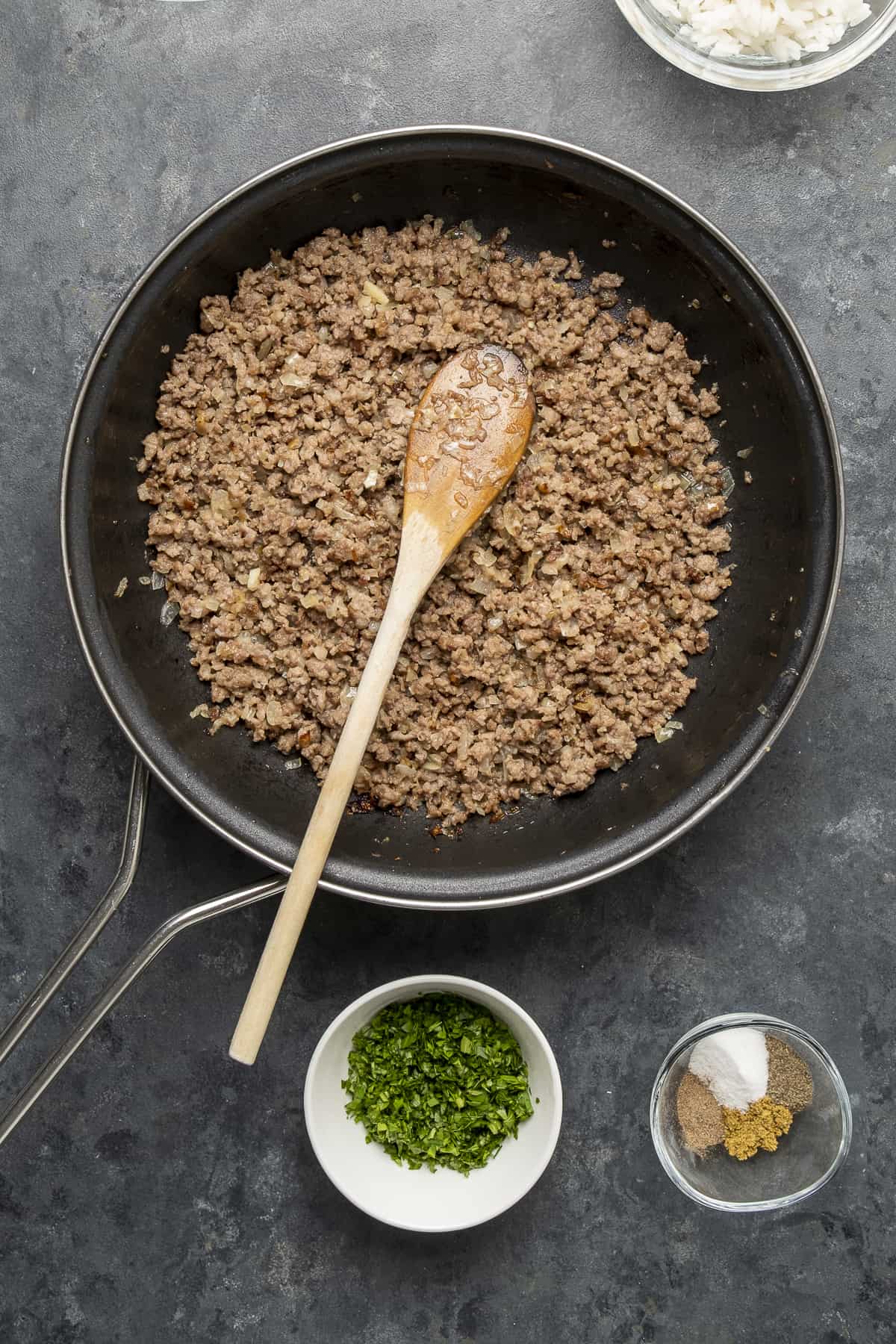 用不粘锅煮碎牛肉，里面放一把木勺。