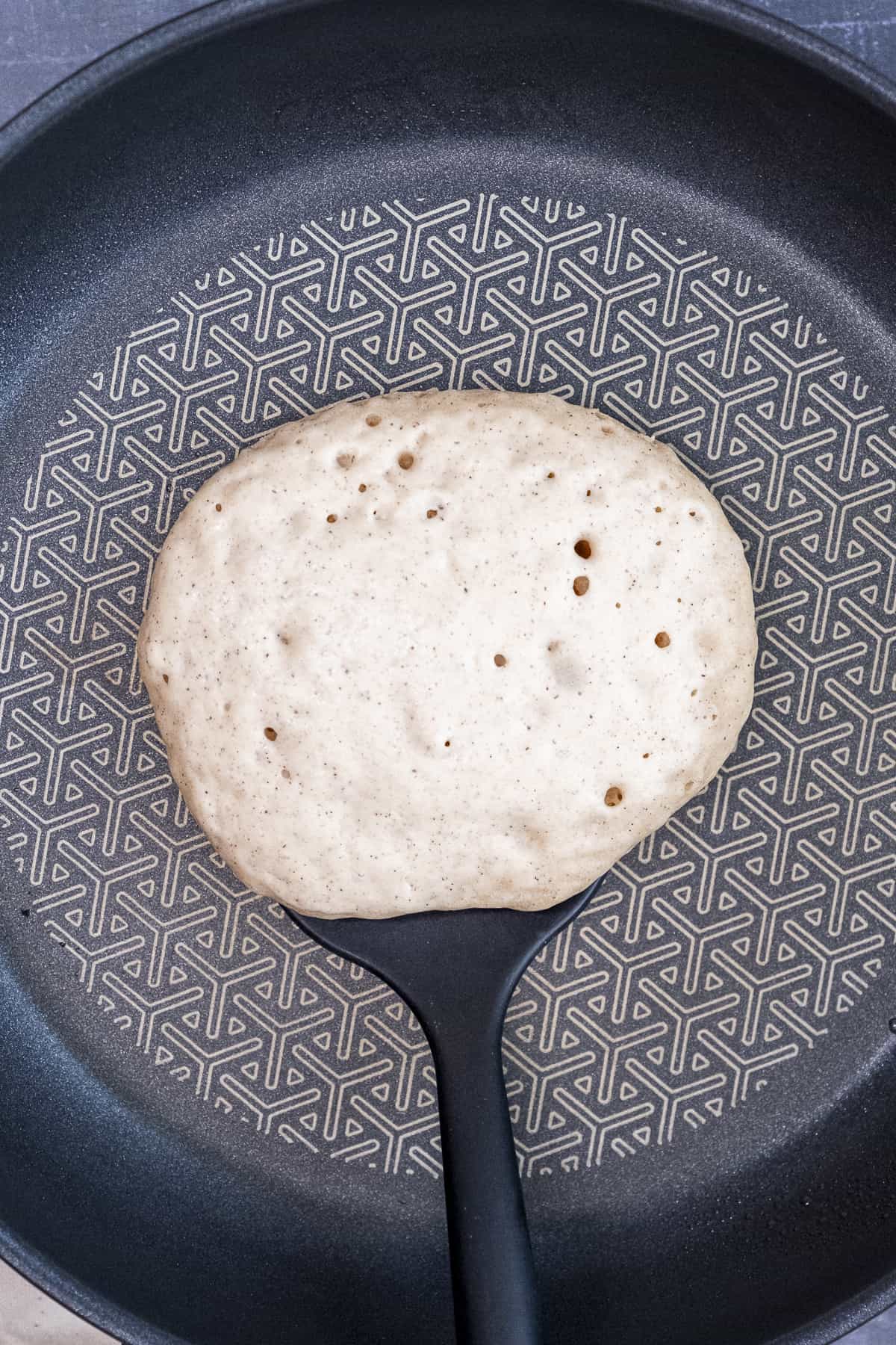 在不粘锅里,要把煎饼翻动的锅铲。