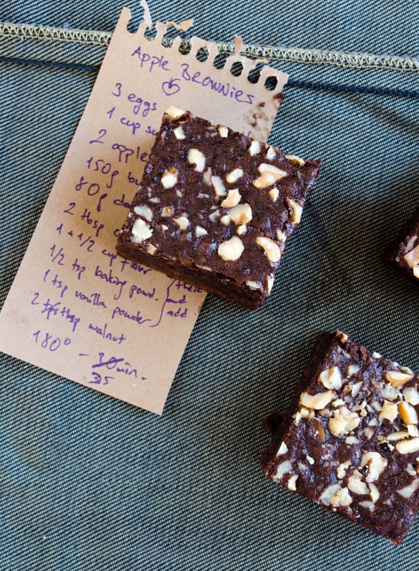 These Chocolate Apple Brownies are soft and moist. Finely grated apple gives a nice sweet and light flavor that balances the taste of dark chocolate. A perfect fall treat! #applebrownies #chocolatebrownies #chocolateapplebrownies 巧克力布朗尼配苹果和核桃