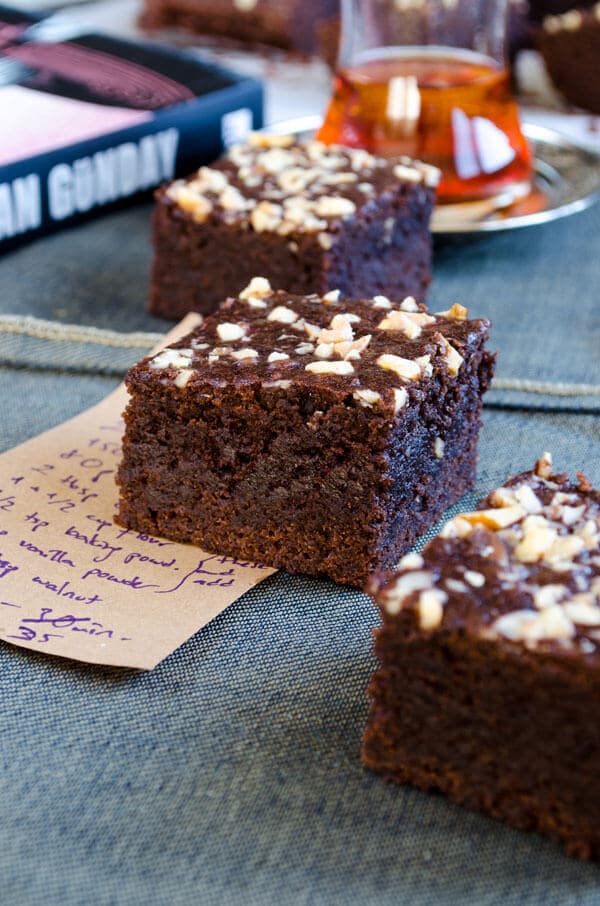 These Chocolate Apple Brownies are soft and moist. Finely grated apple gives a nice sweet and light flavor that balances the taste of dark chocolate. A perfect fall treat! #applebrownies #chocolatebrownies #chocolateapplebrownies 切成方块的巧克力苹果布朗尼