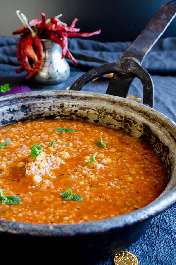 扁豆和碾碎性汤与riend mint和chili |giverecipe.com |#soup #lentil #bulgur #driedmint #winter