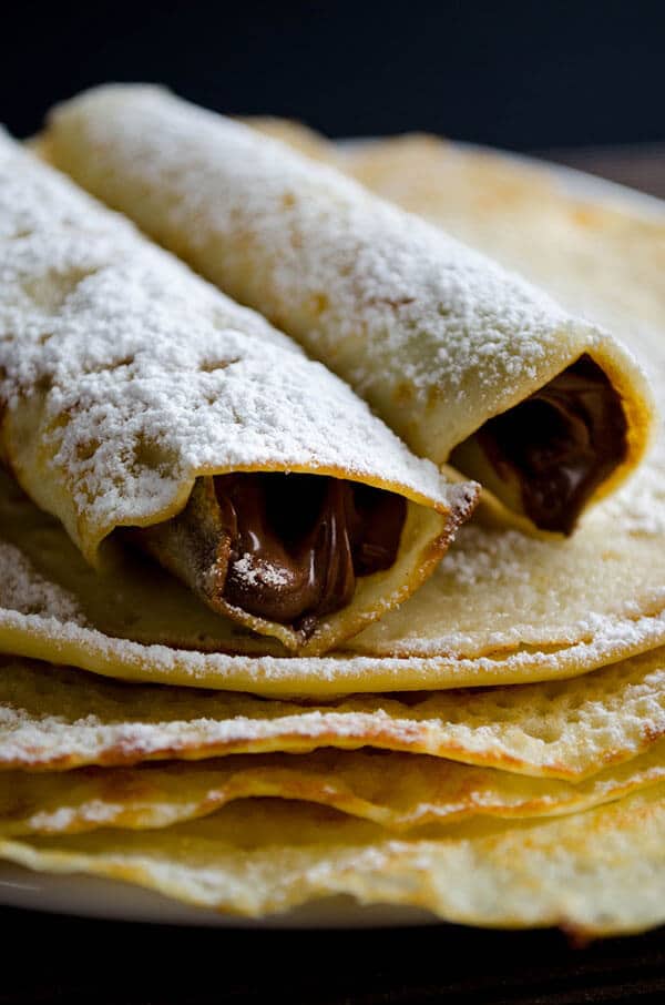 Wonderfully thin gluten free crepes made with rice flour are no different from regular crepes! So easy to make with only 4 simple ingredients. Perfect for several filling options! #glutenfreebreakfast #glutenfreecrepes #riceflourrecipes 能多益塞面筋免费法式薄饼