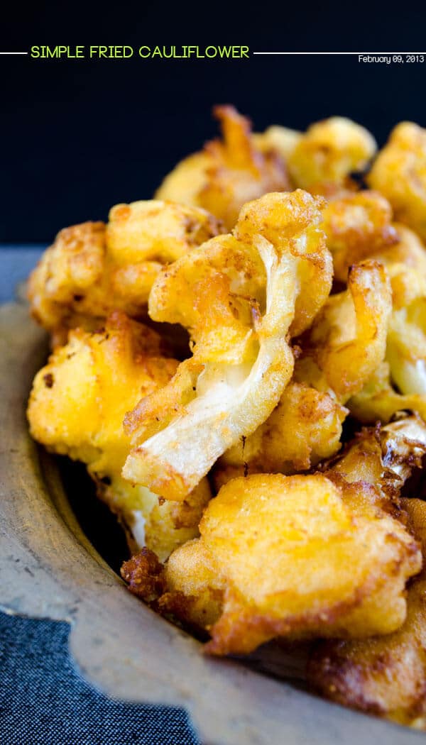 Fried cauliflower wings. Tender and crispy, these spicy battered cauliflower florets make perfect vegetarian snack. Gluten-free too. #cauliflowerrecipe #vegetarianrecipe #friedcauliflower 简单的辣炒花椰菜鸡翅