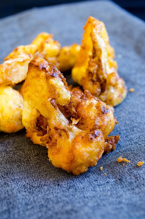 Fried cauliflower wings. Tender and crispy, these spicy battered cauliflower florets make perfect vegetarian snack. Gluten-free too. #cauliflowerrecipe #vegetarianrecipe #friedcauliflower 如何炒花椰菜