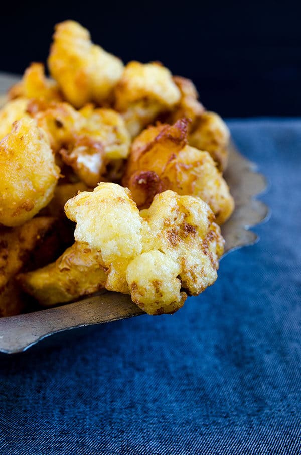 Fried cauliflower wings. Tender and crispy, these spicy battered cauliflower florets make perfect vegetarian snack. Gluten-free too. #cauliflowerrecipe #vegetarianrecipe #friedcauliflower 简单的辣味炒花椰菜面糊