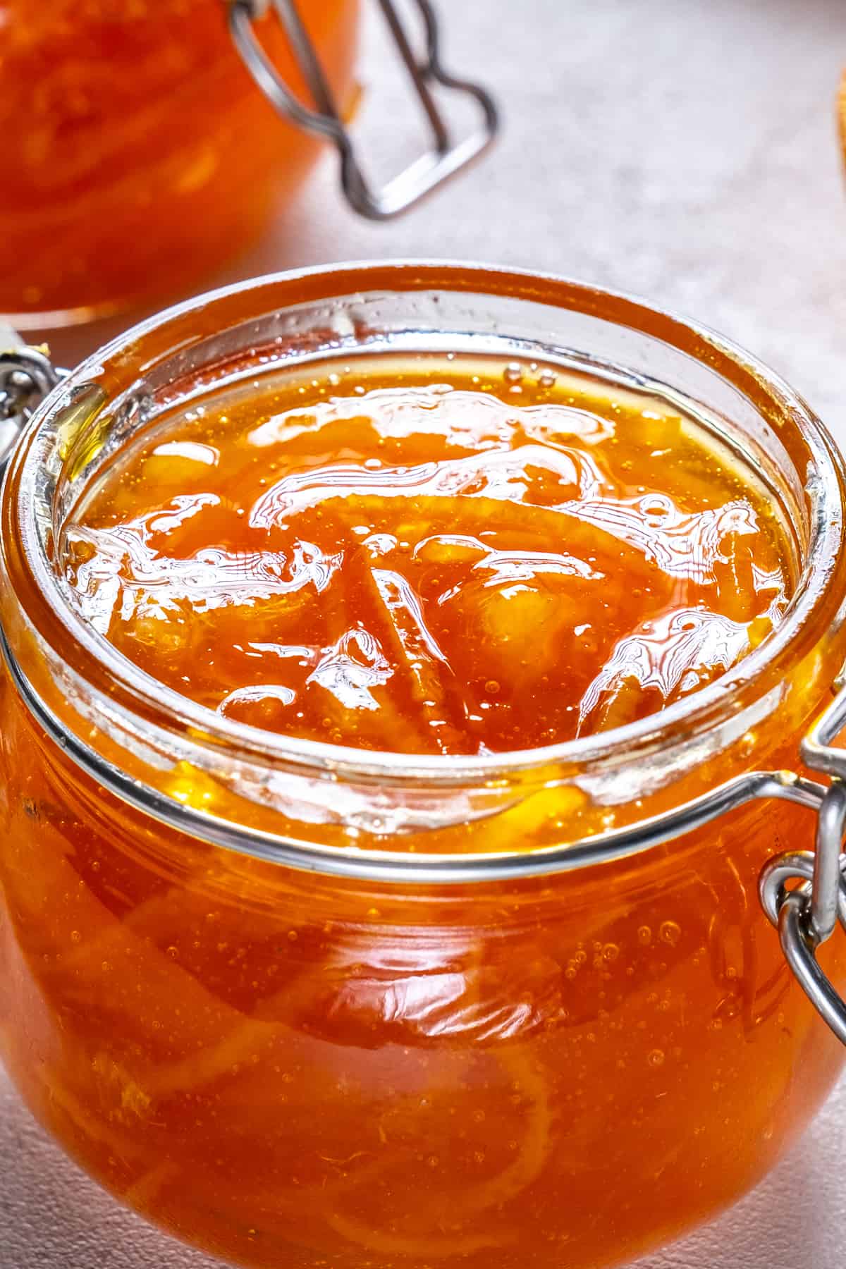 橘子酱装在玻璃罐里。