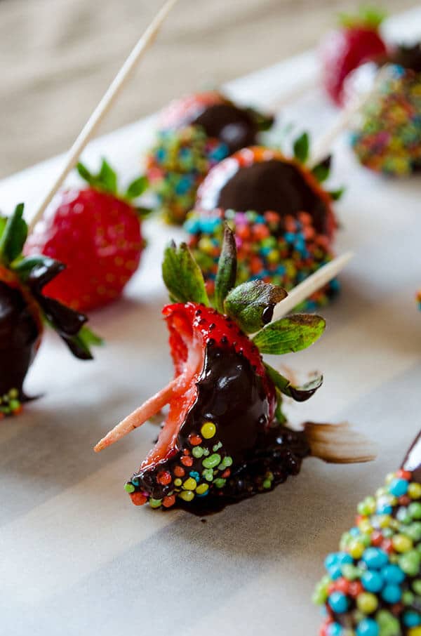 巧克力蘸草莓|giverecipe.com |#strawberries #chocolate #partyfood #dessert #sprinkles