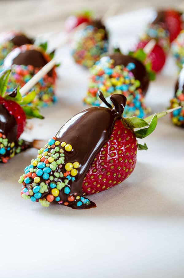巧克力蘸草莓|giverecipe.com |#strawberries #chocolate #partyfood #dessert #sprinkles