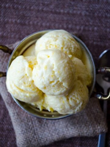 奶油柠檬冰淇淋，充满柠檬皮和柠檬汁。对于柠檬爱好者来说，这是夏日最好的清爽饮品。