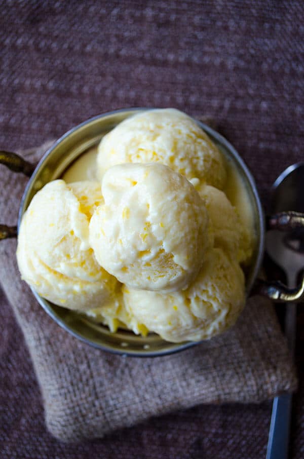 奶油柠檬冰淇淋，充满柠檬皮和柠檬汁。对于柠檬爱好者来说，这是夏日最好的清爽饮品。