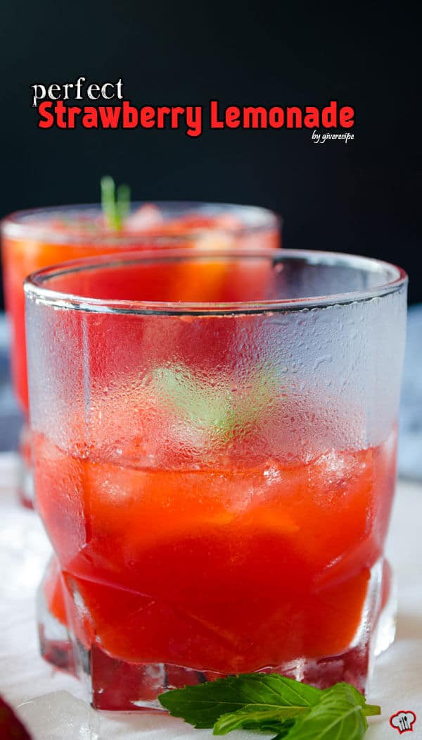 草莓薄荷的柠檬水在一个冷的玻璃