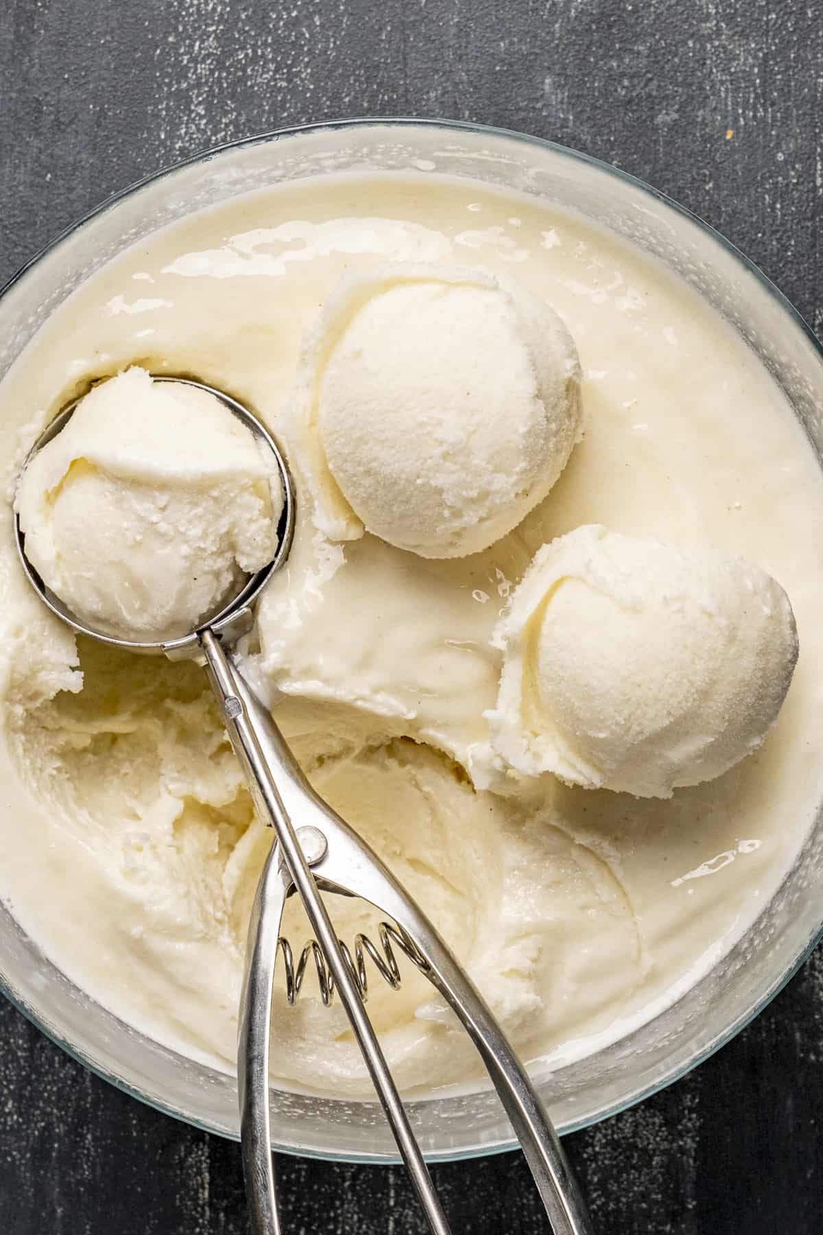 冰淇淋在一个大碗里，里面有一个勺子。