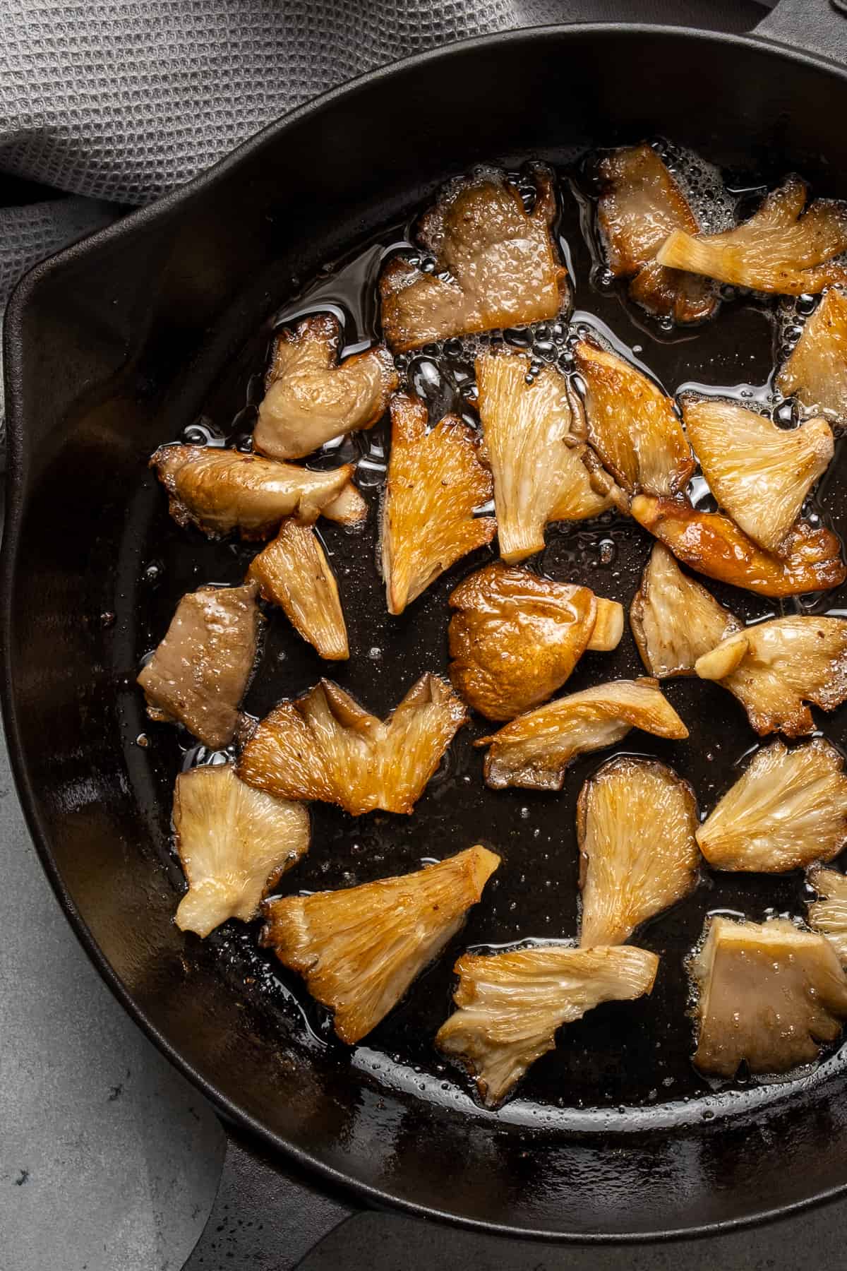 用铸铁煎锅煮平菇。