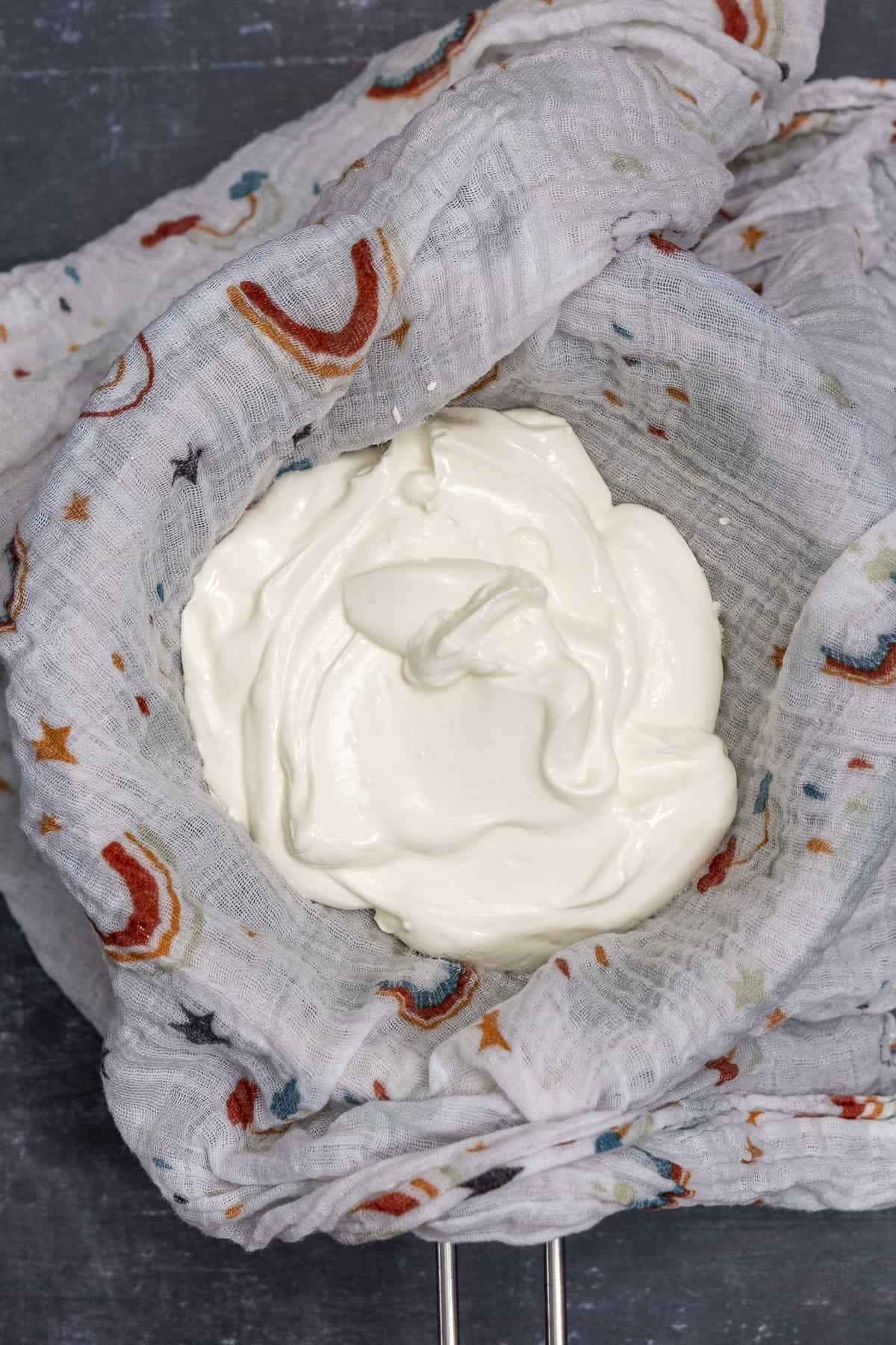 普通酸奶在一个婴儿细棉布衬里的过滤器。