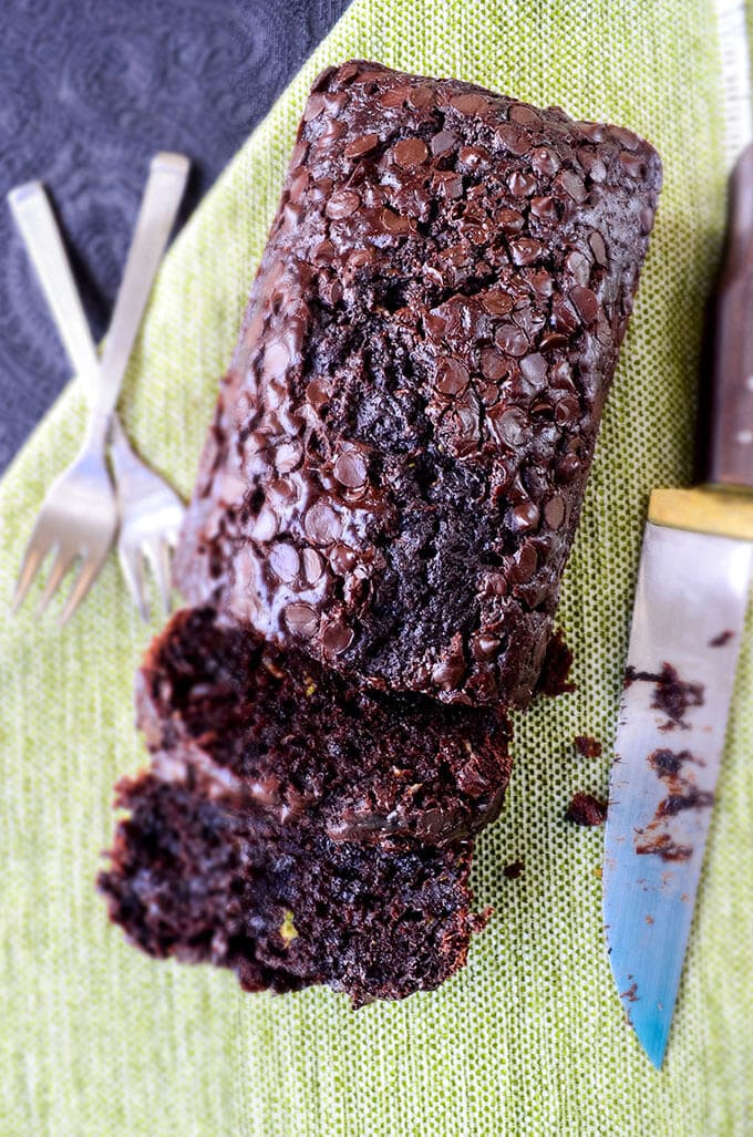 超级潮湿的双巧克力西葫芦面包用刀子和叉子在侧面