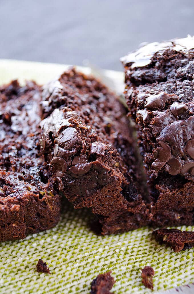 Zucchini is the secret which makes this Chocolate and Yogurt Zucchini Bread wonderfully moist. Do you hear me zucchini haters? I’m pretty sure that you will be making this bread quite often! 西葫芦面包配巧克力片和可可粉
