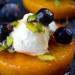 烤盘桃子与酸奶giverecipe.com | | # peachrecipes # peachdesserts狗万 # skinnydesserts # summerdesserts # pansearedpeaches