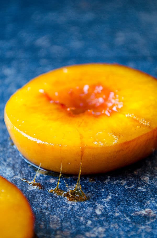 烤盘桃子与酸奶giverecipe.com | | # peachrecipes # peachdesserts狗万 # skinnydesserts # summerdesserts # pansearedpeaches