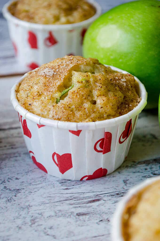 Zucchini Apple Cinnamon Muffins with cinnamon sugar topping. Wonderfully moist thanks to zucchini, applesauce, grated apple and yogurt. Perfect on the go breakfast in fall! #zucchinirecipes #applecinnamonmuffins #fallbaking #zucchinimuffins 西葫芦肉桂苹果松饼,松饼内衬心形
